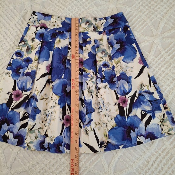 White House Black Market Women's Size 8 Floral Pleated Skirt Blue White Pockets - Picture 2 of 8